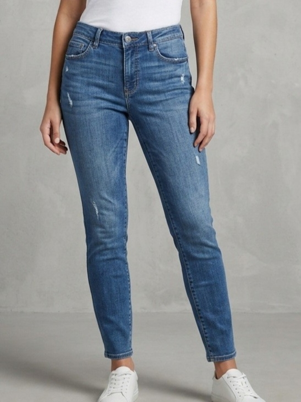 Simply Vera Vera Wang Straight Leg Jeans in Demin - Woman's Size 8